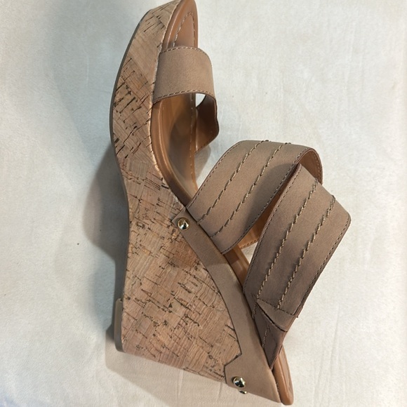 Tommy Hilfiger Tan Wedge Sandal Size 9.5 - Picture 6 of 11